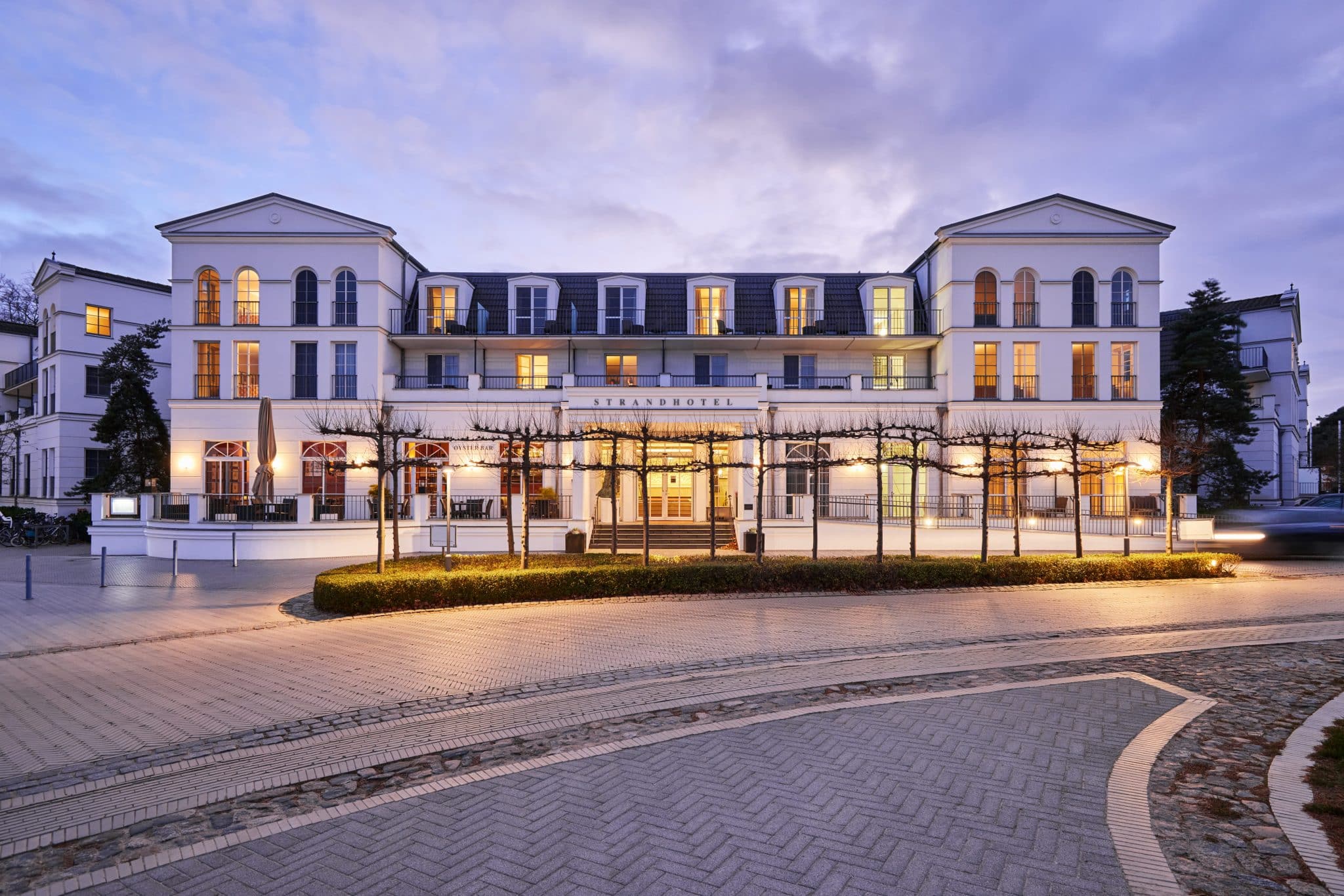 Außenansicht Eingang Strandhotel Zingst Wellness Hotel 